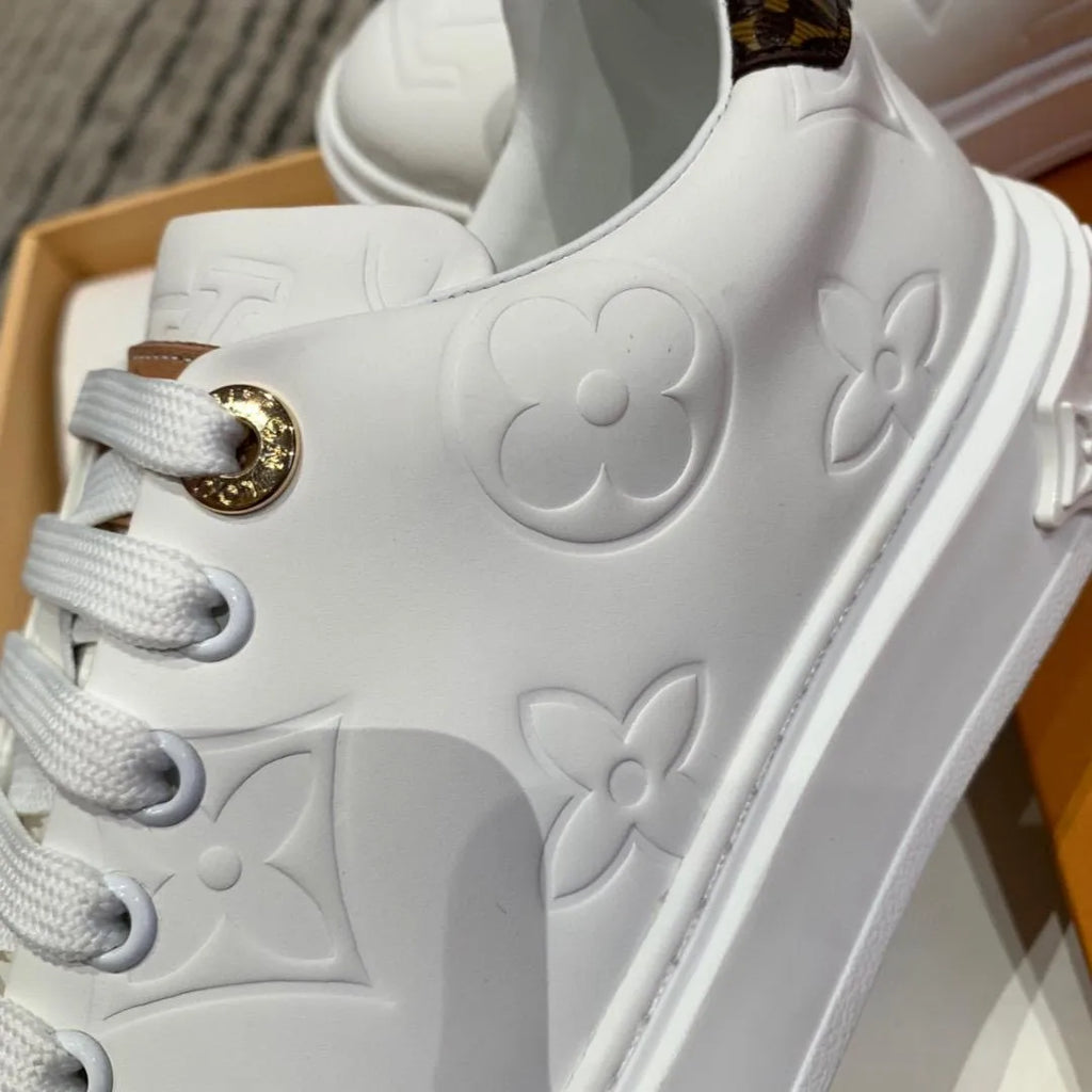 White Sneaker U9061