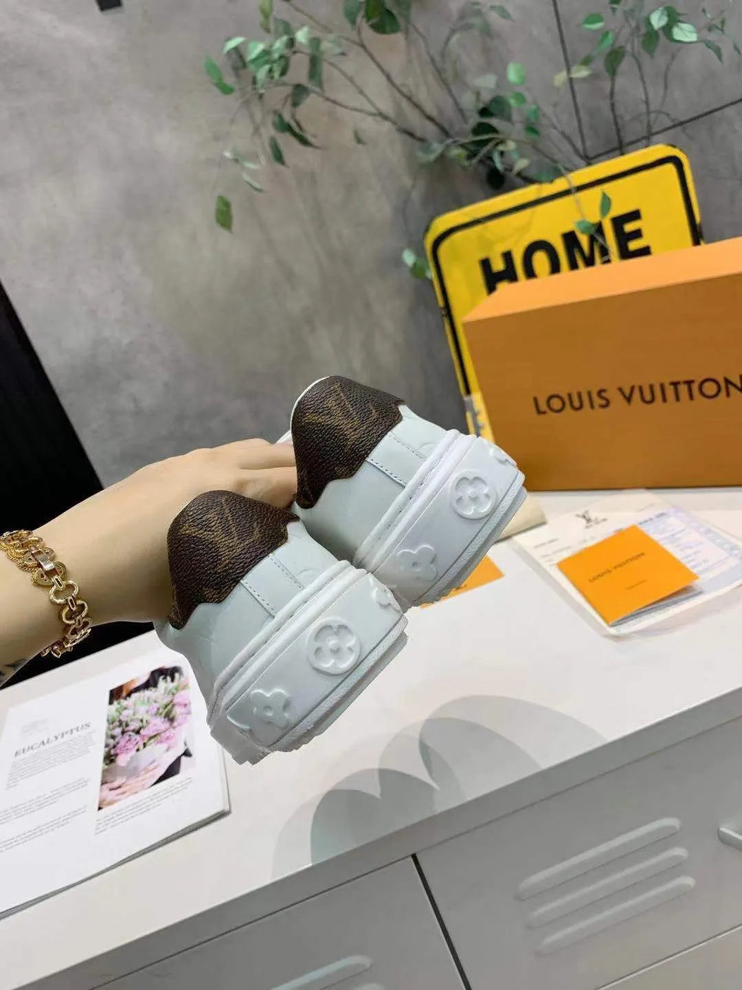 White Sneaker U9061