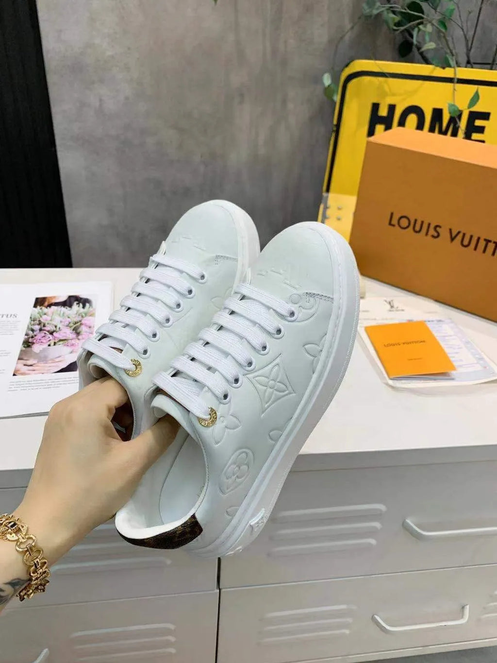 White Sneaker U9061