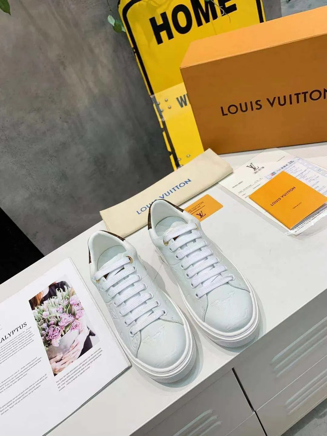 White Sneaker U9061