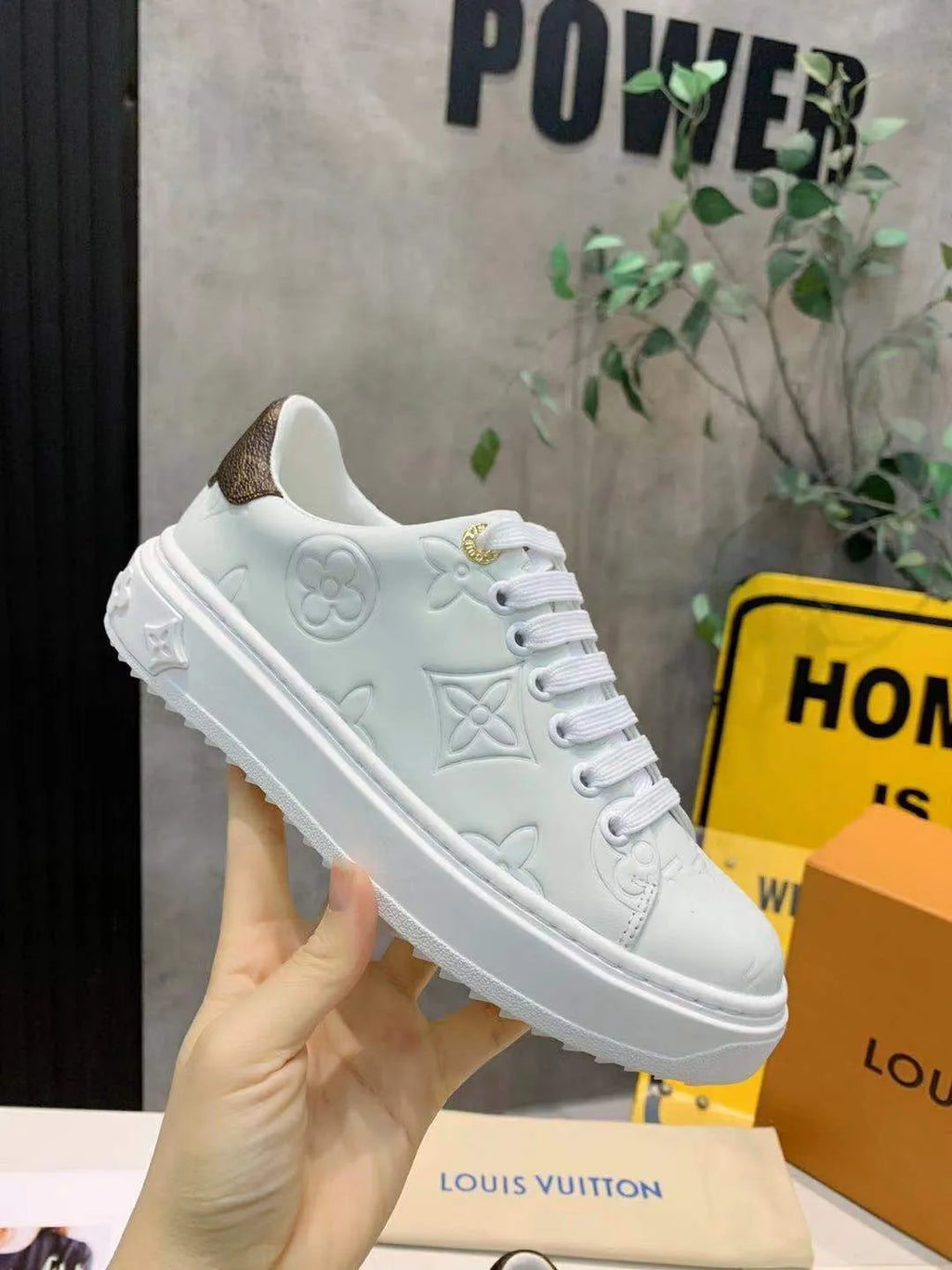 White Sneaker U9061